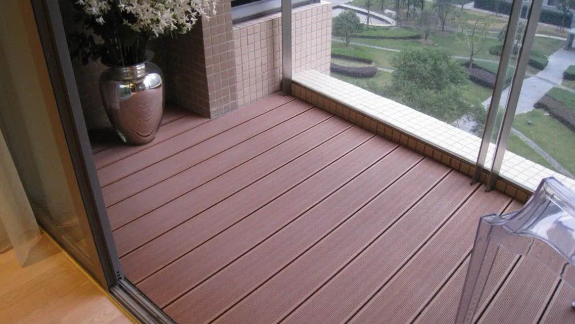 Как превратить балкон и лоджию в террасу: отделка из доски ДПК